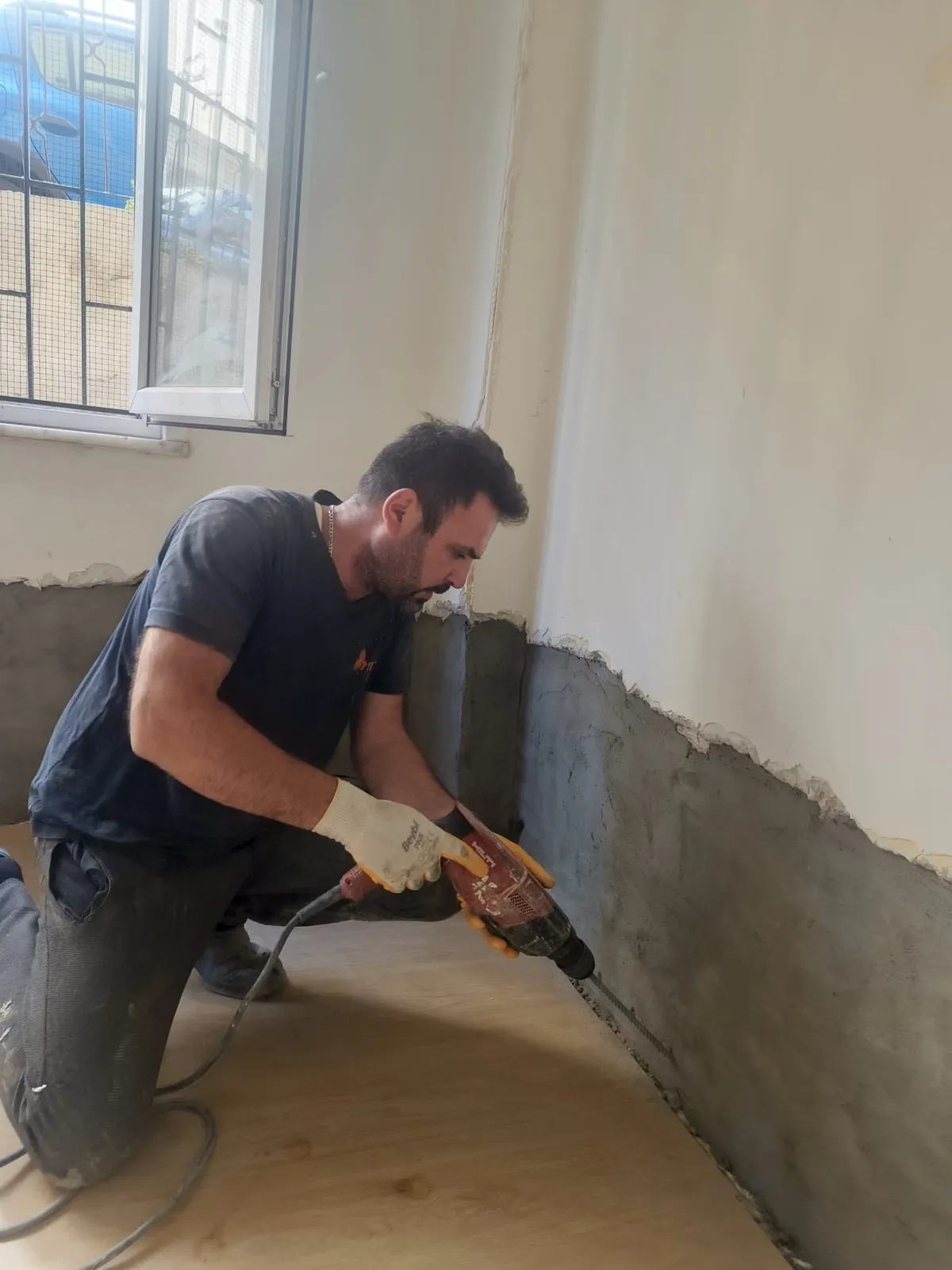 Yükselen nem su yalıtımı tamamlanmış duvar genel görünüm